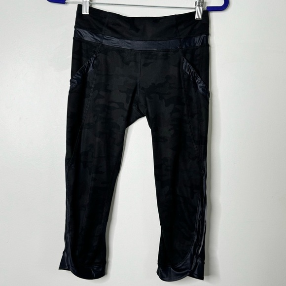 Lululemon Rare Chase Me Crop II Black camo leggings - Picture 2 of 8
